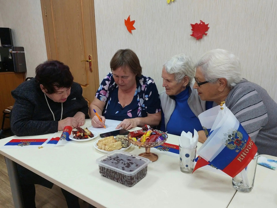 Едины – значит непобедимы! Участники "Доброй встречи" отметили День народного единства весело и с размахом! Песни и угощения создали атмосферу тепла и радости.