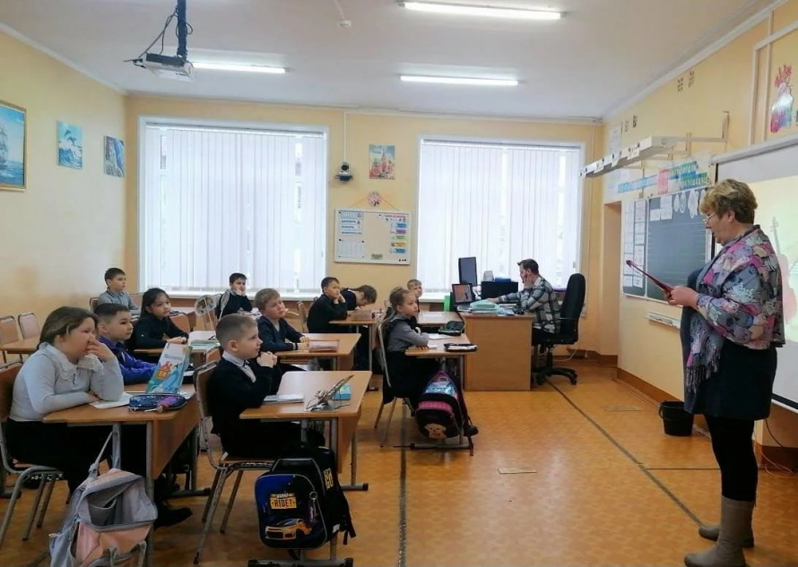 Ливадийский дом культуры проводит познавательные музыкальные уроки в школах в рамках проекта "Культура для школьников"
