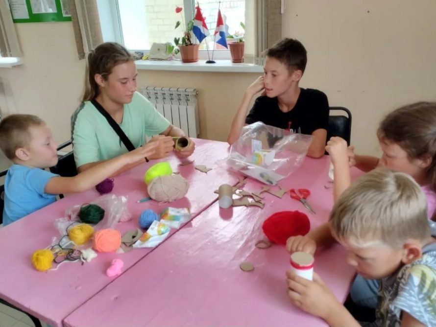 В СП "Клуб села Анна" прошел увлекательный мастер-класс! Участники с удовольствием создали пушистых собак из пряжи и подручных материалов.