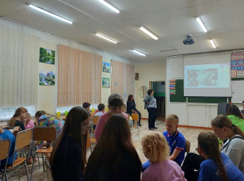 Сотрудники Ливадийского дома культуры организовали интерактивную познавательную игру-квиз для детей пришкольного лагеря, посвящённую чрезвычайным ситуациям